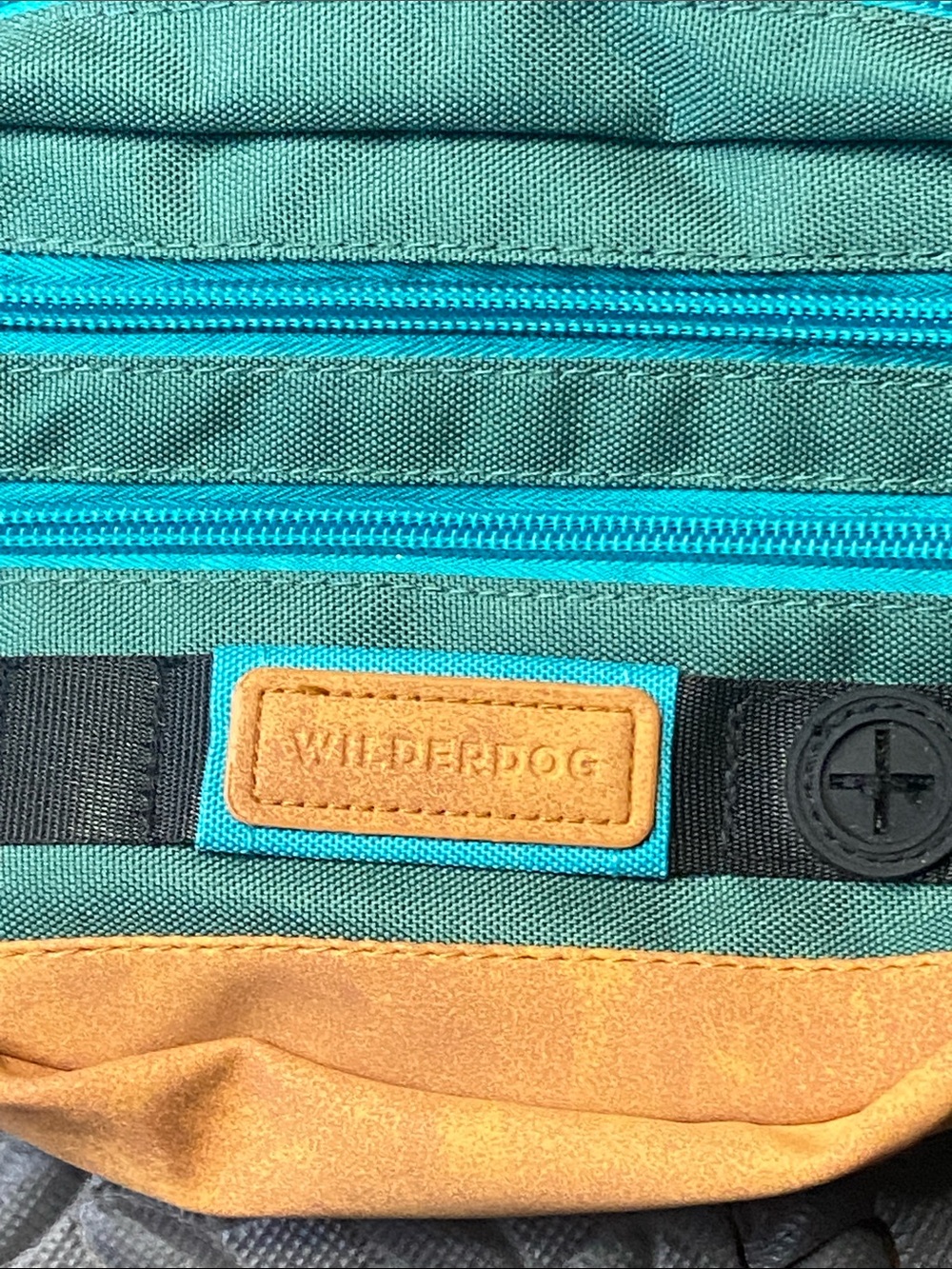 Wilderdog Utility Fanny Pack stores Treats, Balls, Keys in 3 Pockets - Picture 3 of 3